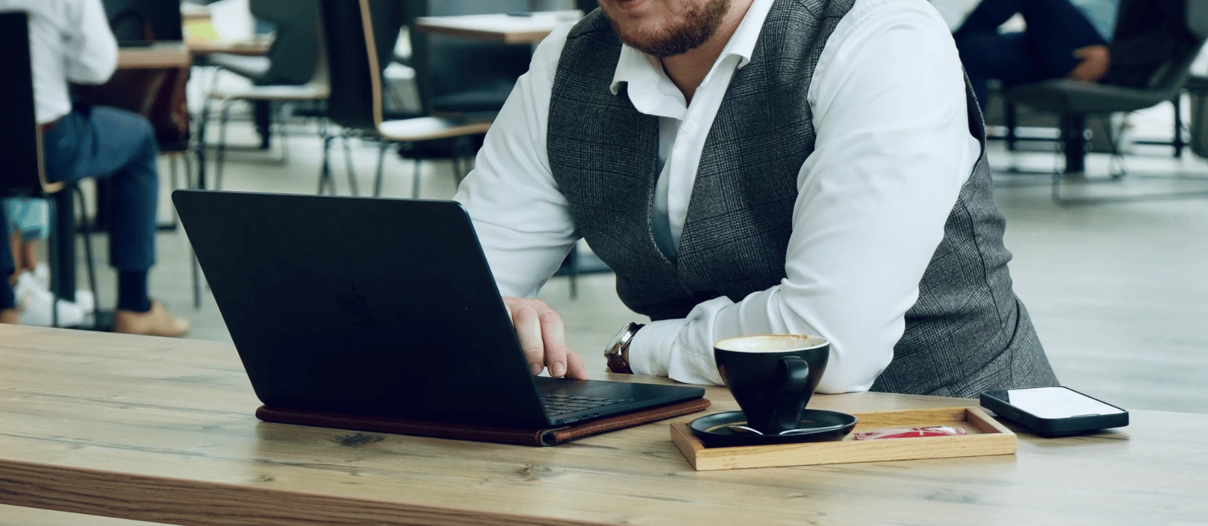 holver den s investicemi a penzemi 2025